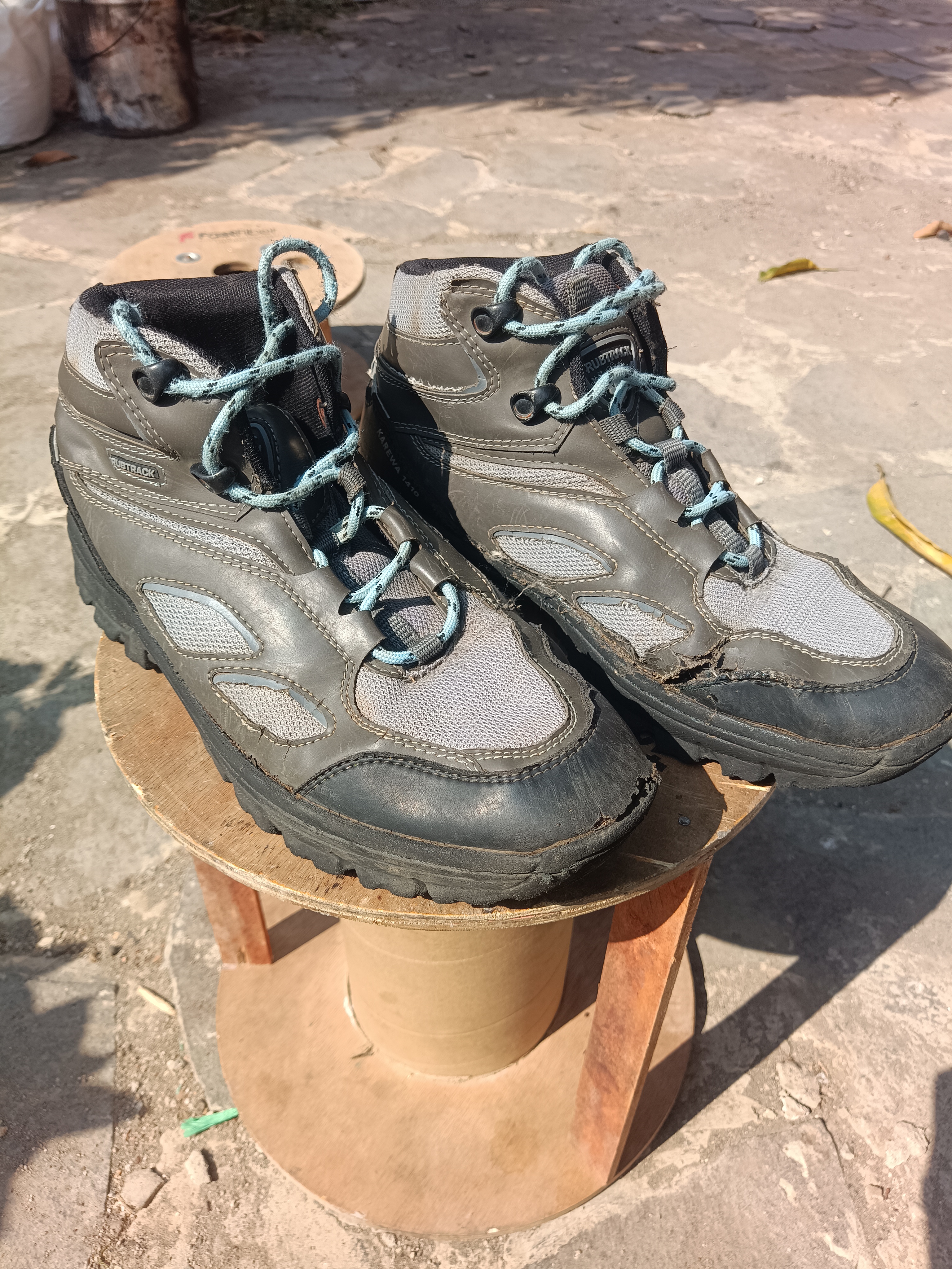 Sepatu Salomon Quest